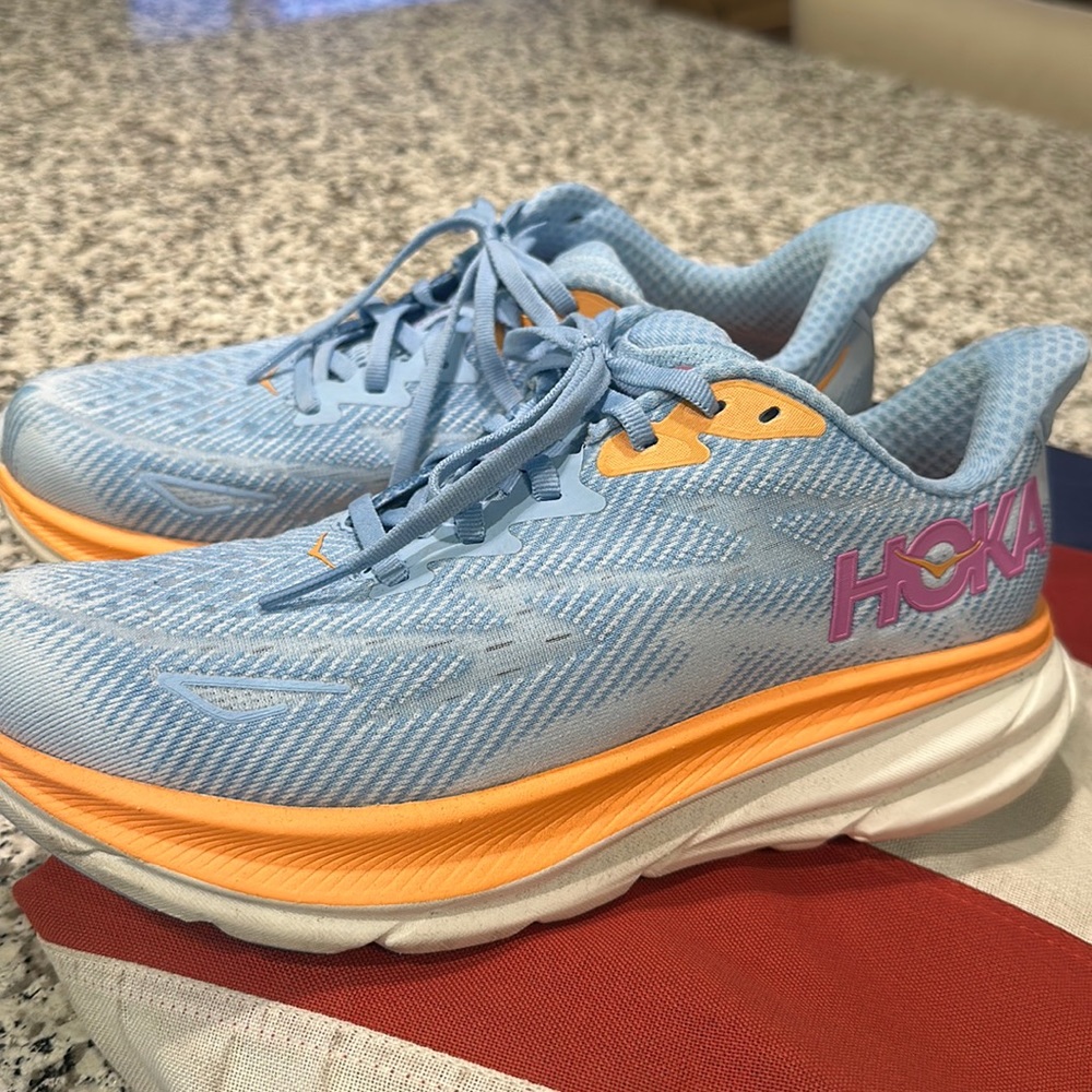 Hoka Clifton 9 womens size 7.5 wide